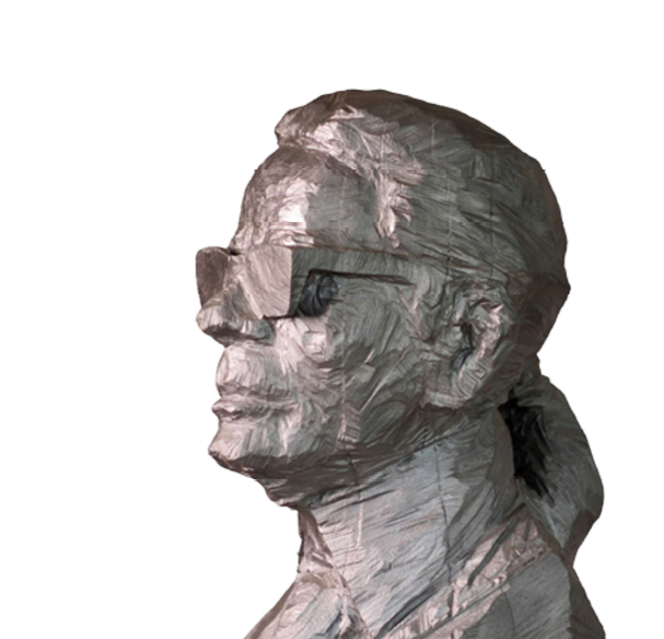 Karl Lagerfeld Fotografien Karl Lagerfeld zeigt auf eine Wand mit seinen eigenen Schwarz-Weiß-Fotos (Fotografien) in einer Galerie.