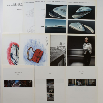 Karl Lagerfeld Atelier Unterlagen Eine Sammlung von Karl Lagerfeld Skizzen, Briefen und Notizen auf einem Tisch. Es handelt sich um seltene Sammlerstücke.